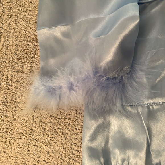 Light Blue Blazer with Collared Neckline and Lightweight Fabric - Picture 3 of 16